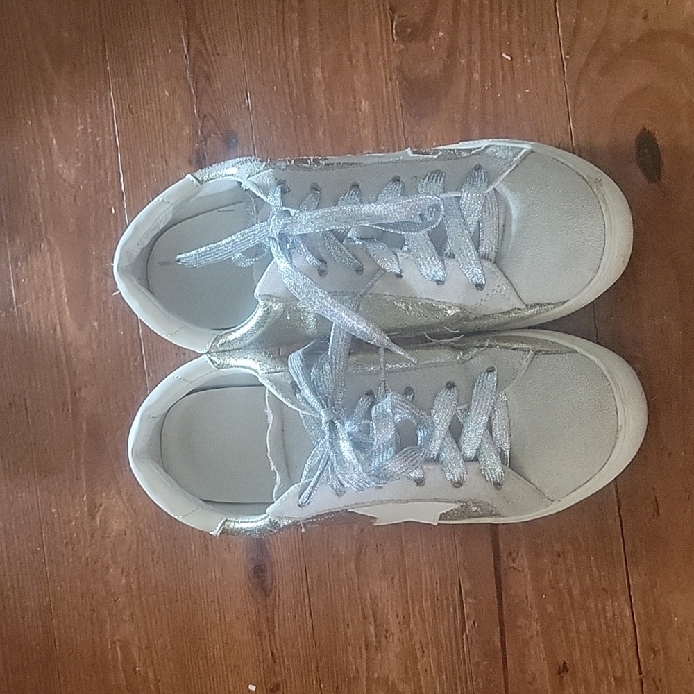 Womens tennis shoes. Size 6